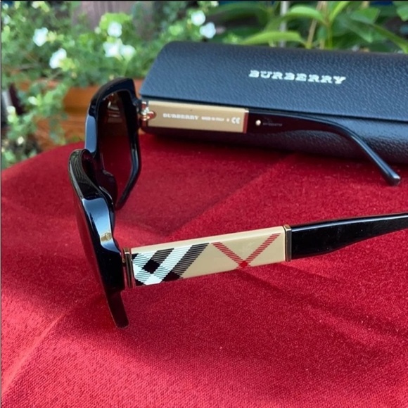🕶️ New Burberry Iconic Tartan Plaid Sunglasses 🕶️ - Picture 5 of 16